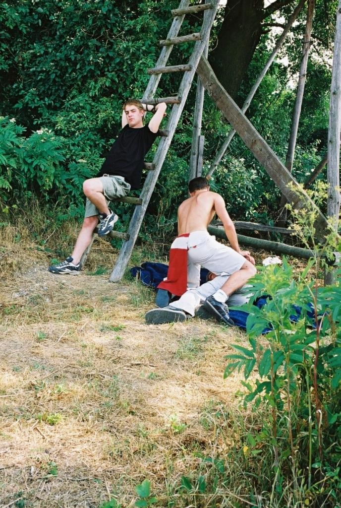 Un tío gay recibiendo una paliza en un trío al aire libre
 #76998682