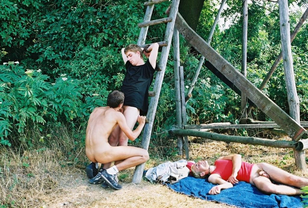 Un tío gay recibiendo una paliza en un trío al aire libre
 #76998716