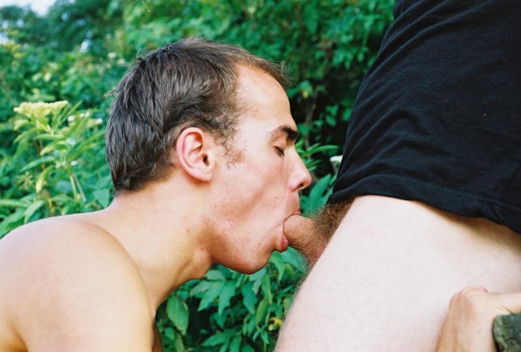 Un tío gay recibiendo una paliza en un trío al aire libre
 #76998726