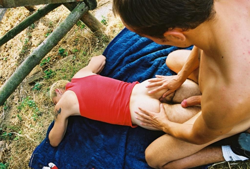 Un tío gay recibiendo una paliza en un trío al aire libre
 #76998735