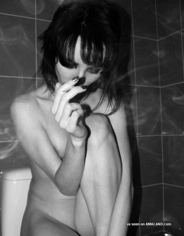 Pollastrella goth birichina in posa nuda nella vasca da bagno
 #75700817