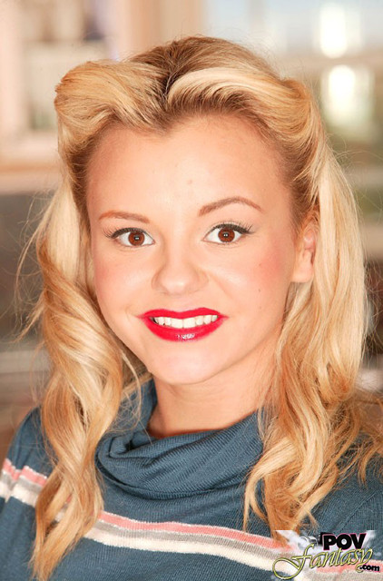 Bree olson putzt das Haus, während sie sich auszieht
 #71151071