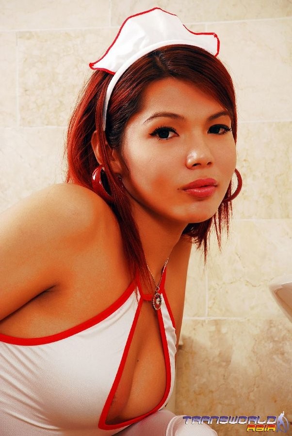 Sexy asiatische Ladyboy Krankenschwester zieht sich aus und spreizt im Bad
 #77912065
