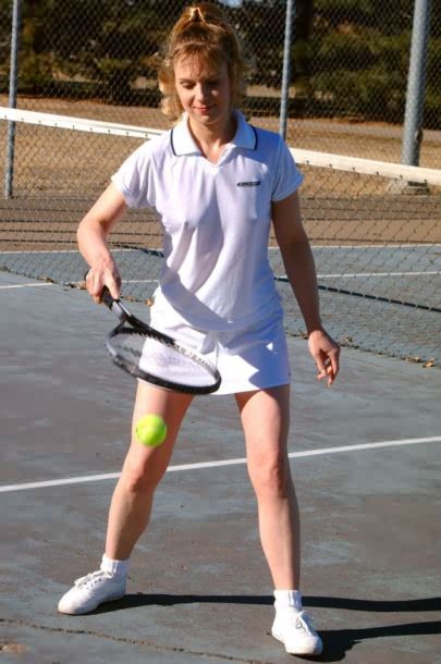 Giocatore di tennis senza mutande upskirts fuori sul campo
 #78637128