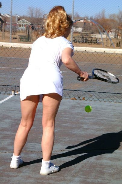 パンティレスのテニスプレーヤーがコートでスカートをはく
 #78637141
