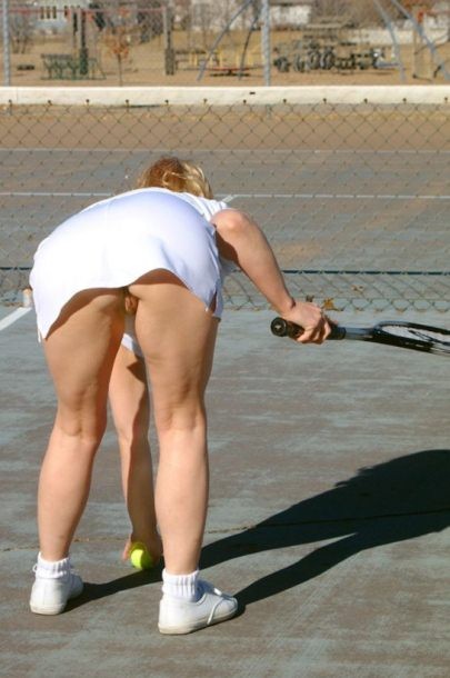 パンティレスのテニスプレーヤーがコートでスカートをはく
 #78637145