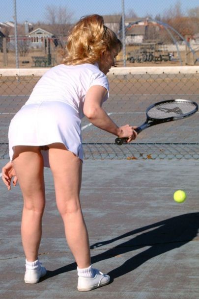 パンティレスのテニスプレーヤーがコートでスカートをはく
 #78637153