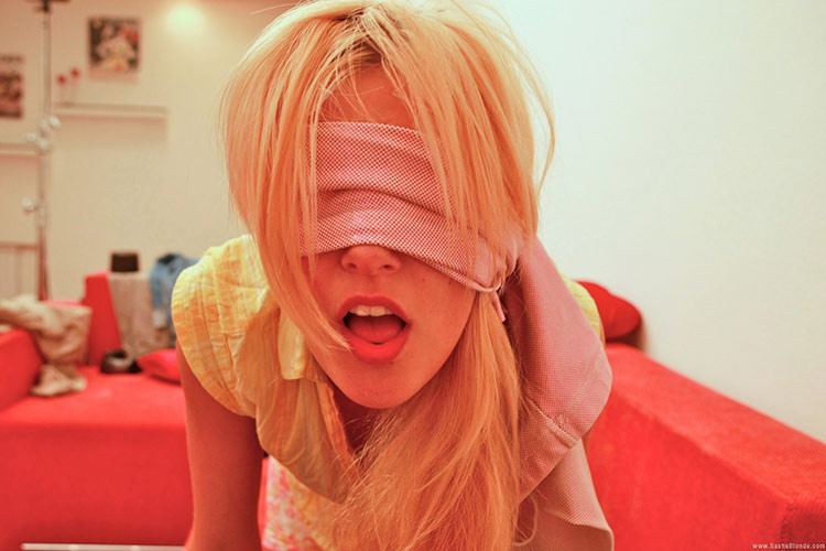 Etonnante jeune blonde aux yeux bandés se faisant baiser devant la caméra
 #73899199