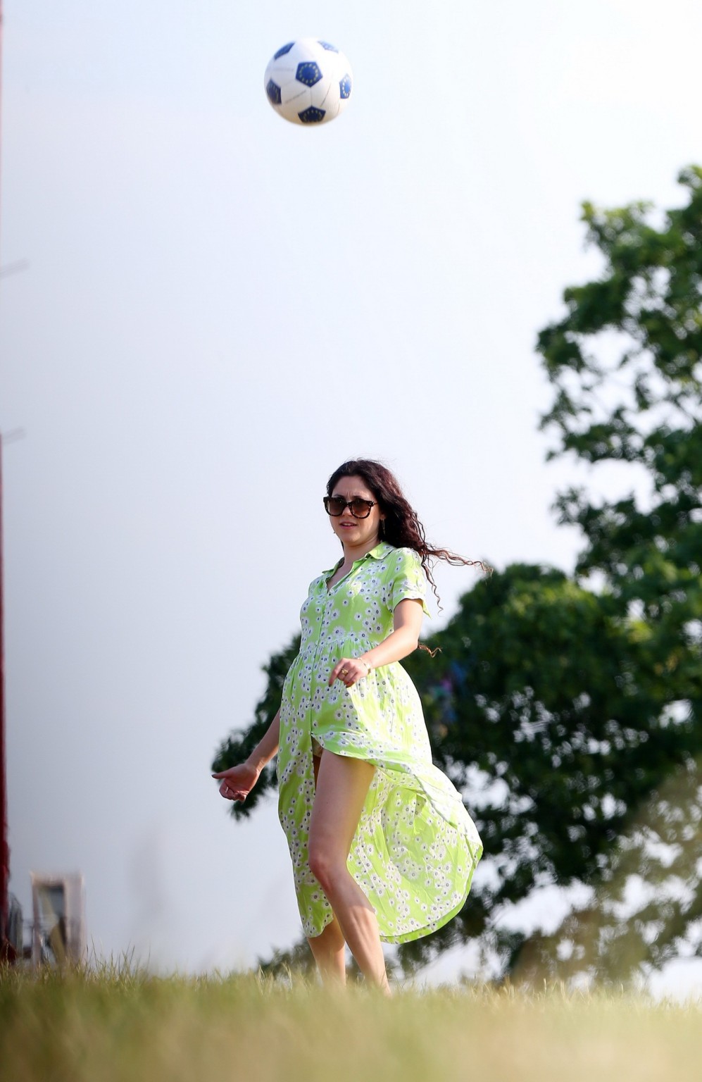 Eliza doolittle con un vestido floral verde muy abierto en el parque de Londres
 #75225524