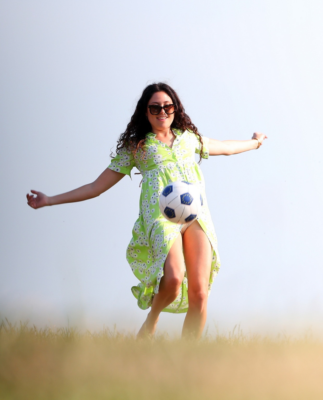 Eliza doolittle con un vestido floral verde muy abierto en el parque de Londres
 #75225539