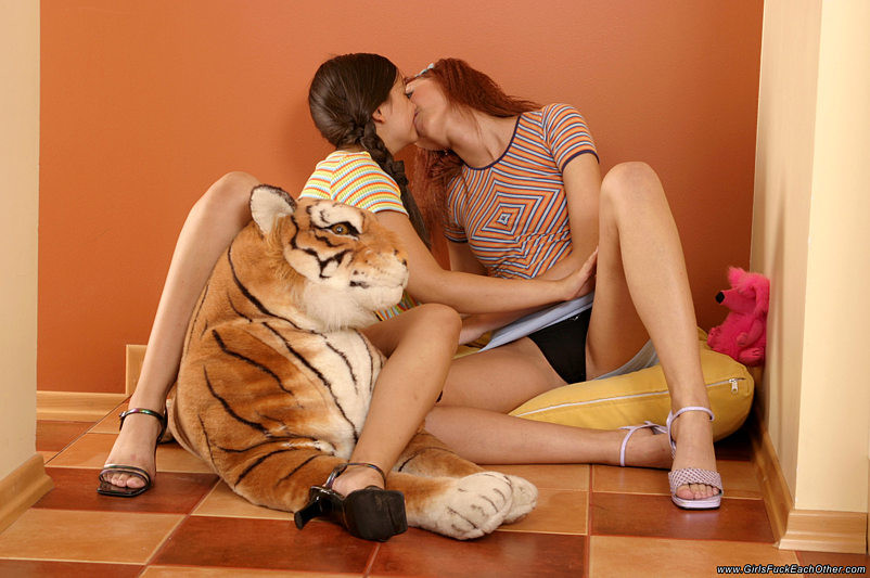 Zwei süße Teenie-Lesben küssen ihre Brüste und rosa Pussys
 #78164566