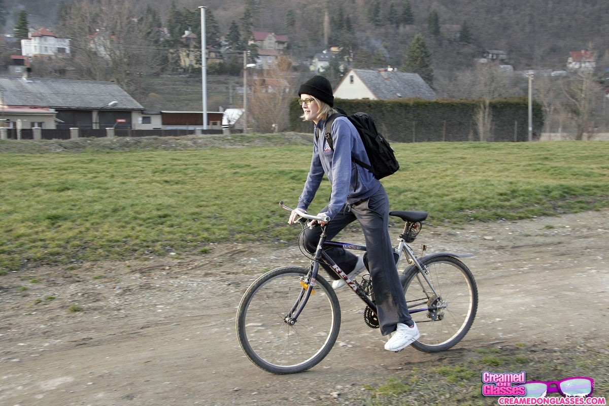 Joven rubia con gafas ruega por un trabajo de oficina bien pagado
 #75889341