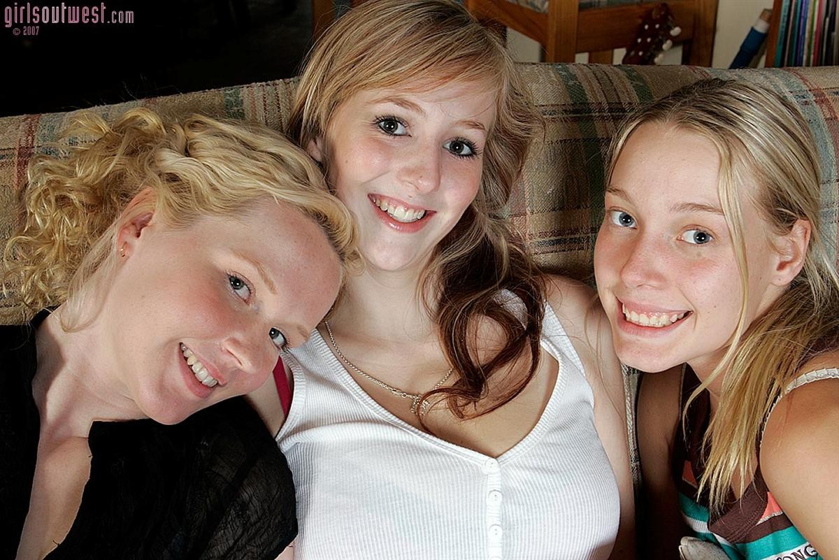Tre ragazze dilettanti australiane calde che si spogliano e scopano
 #72684014