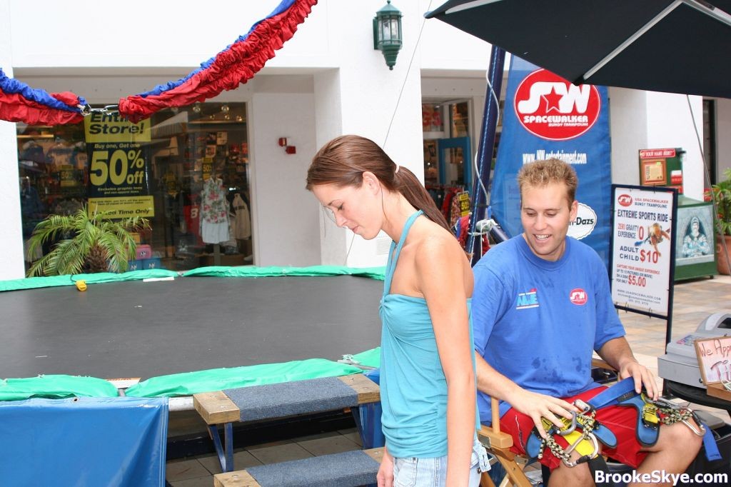 Petite Teen spielt auf einem Trampolin
 #70674164