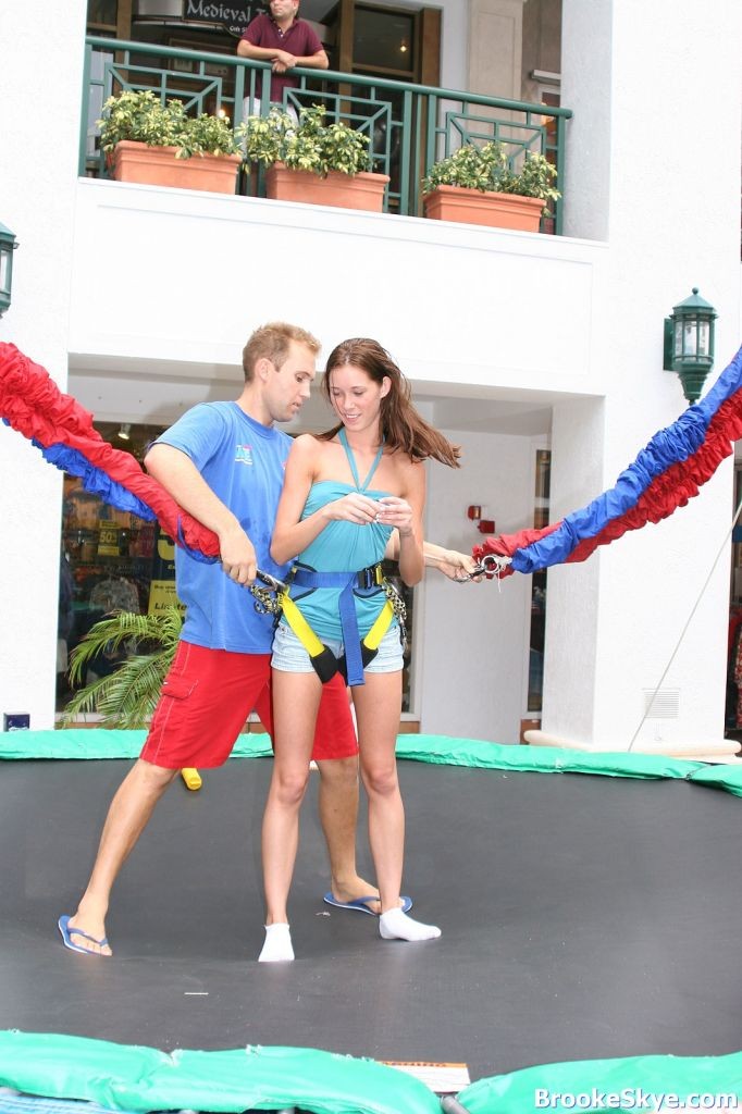 Petite Teen spielt auf einem Trampolin
 #70674313