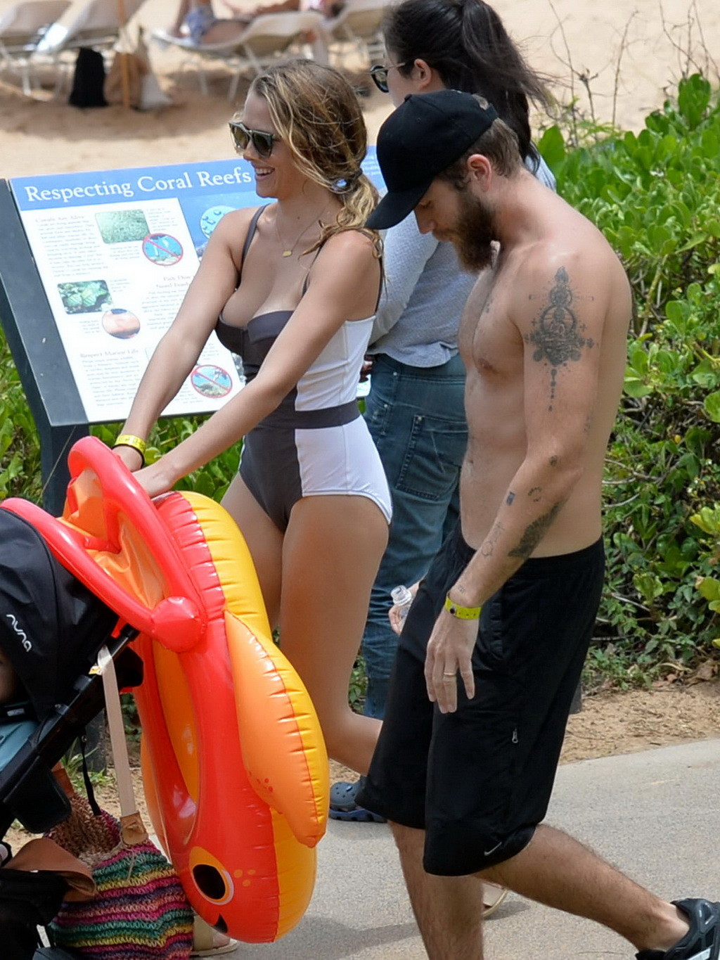 Teresa Palmer busty che indossa un costume da bagno a taglio basso su una spiaggia hawaiana
 #75162391