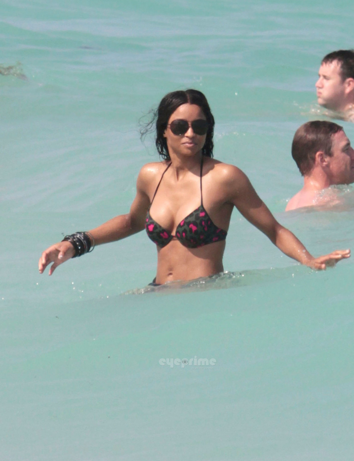Ciara che mostra il suo corpo in bikini sulla spiaggia di Miami
 #75304734