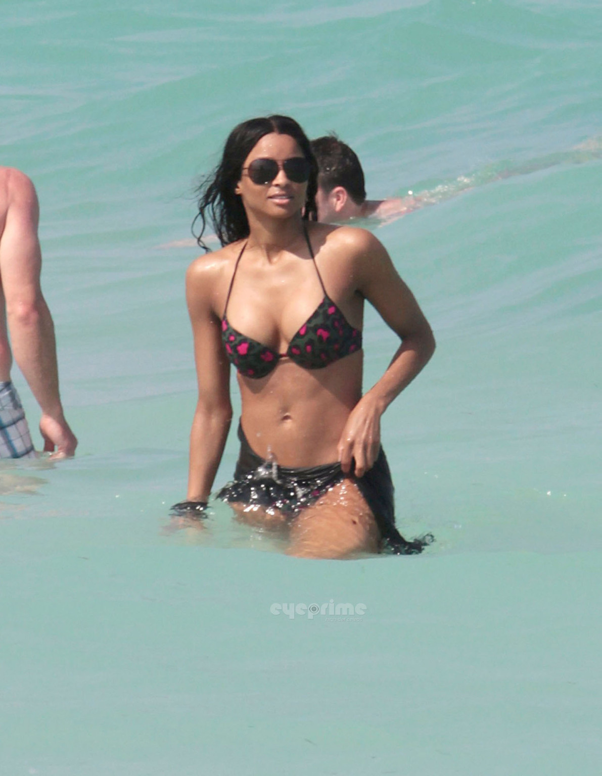 Ciara zeigt ihren Bikinikörper am Strand von Miami
 #75304741