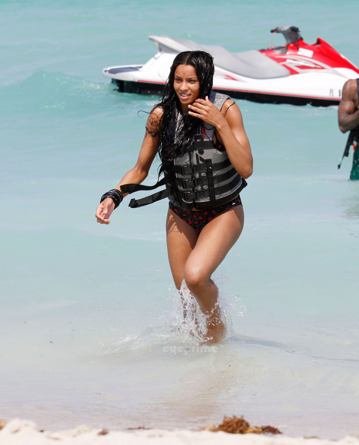 Ciara zeigt ihren Bikinikörper am Strand von Miami
 #75304805