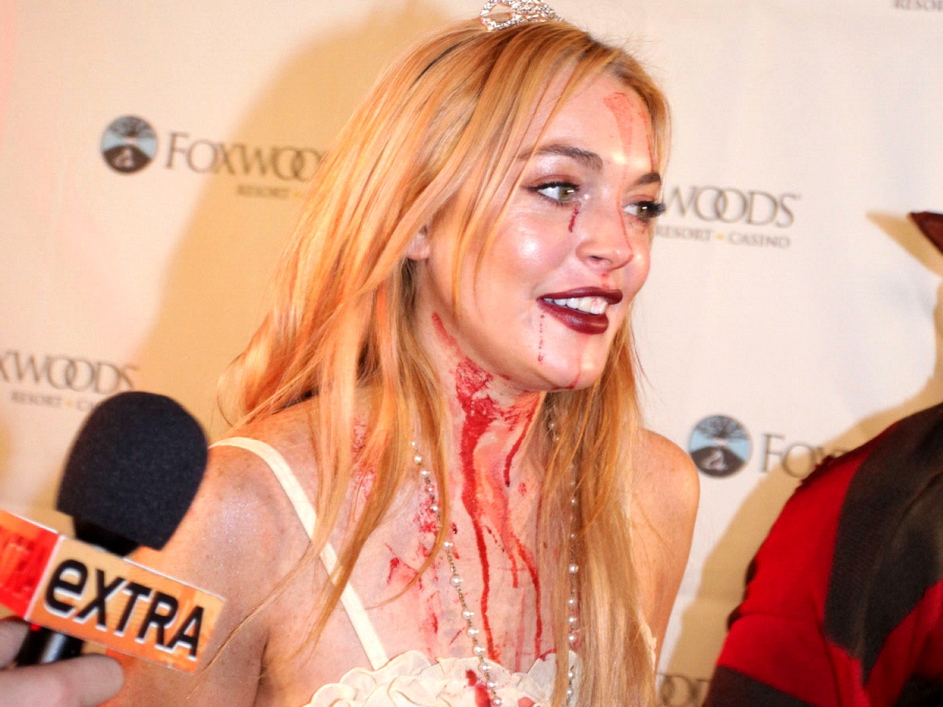 Lindsay lohan disfrazada de carrie celebrando una fiesta de halloween en foxwoods resort cas
 #75213803