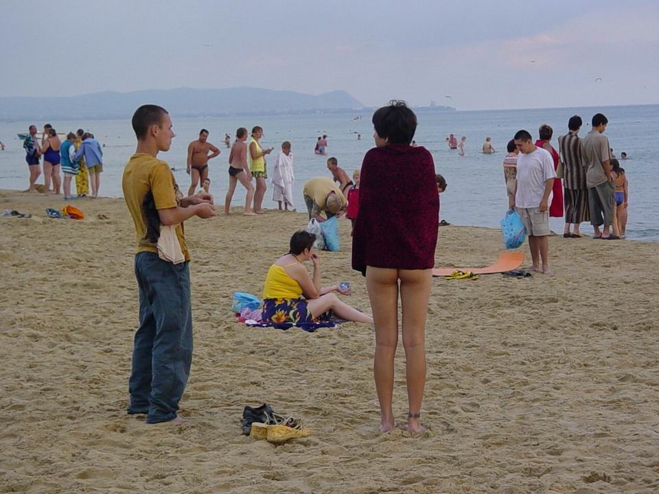 Une jeune fille sexy et bien roulée se déshabille sur une plage nudiste.
 #72252853