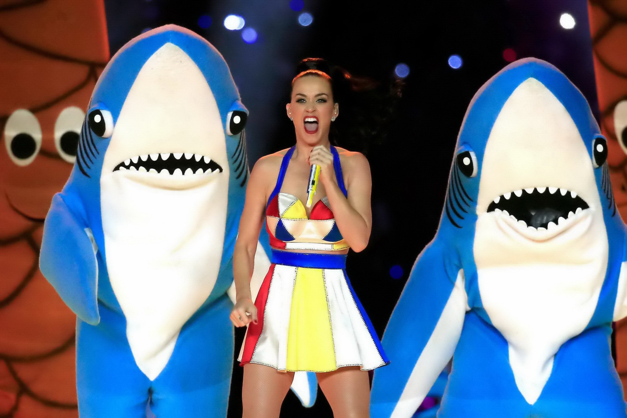 Katy Perry en petite robe colorée avec des jambes généreuses lors de son concert au Super Bowl. 
 #75174168
