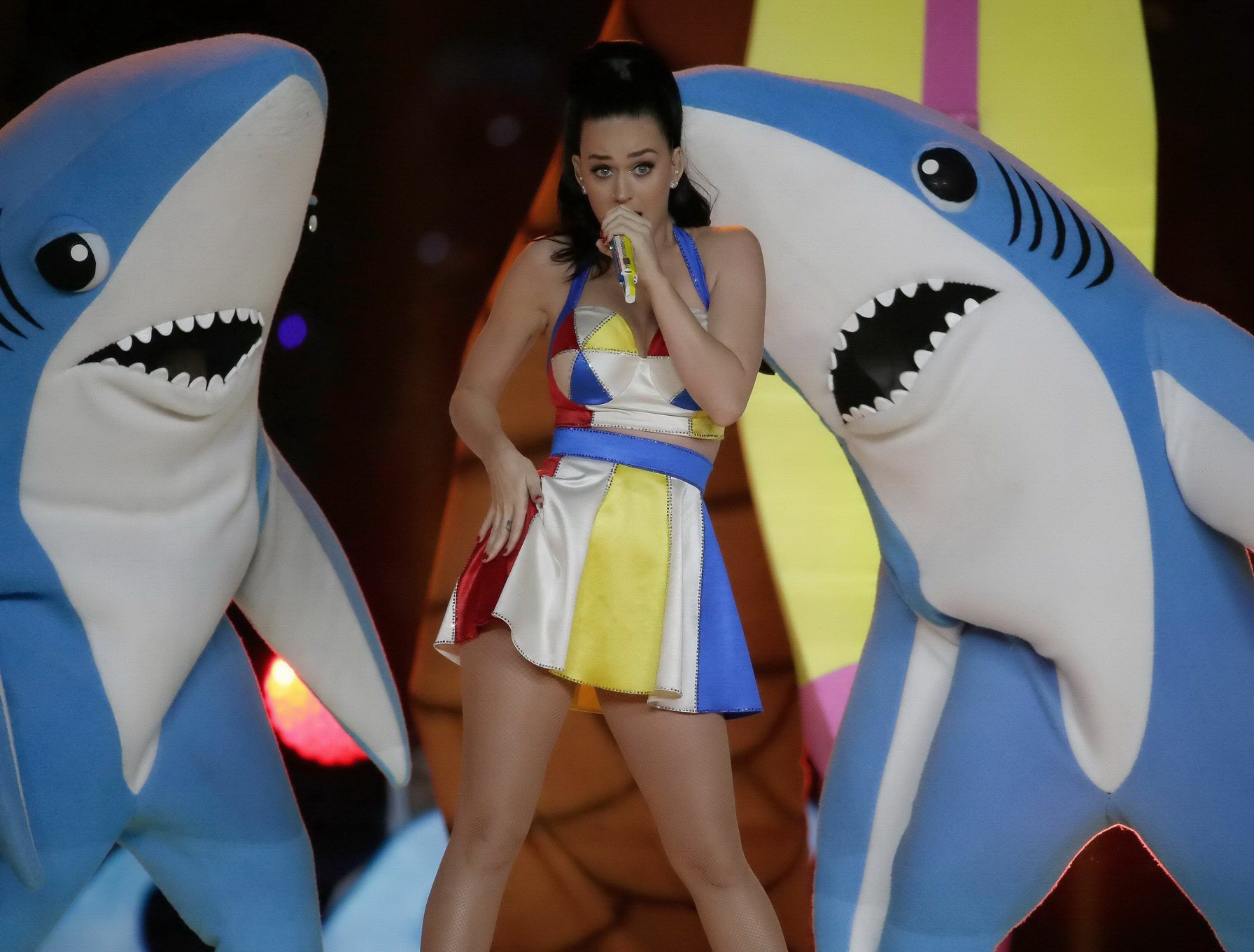 Katy Perry vollbusig und langbeinig in kleinem bunten Minikleid beim Super Bowl 
 #75174170