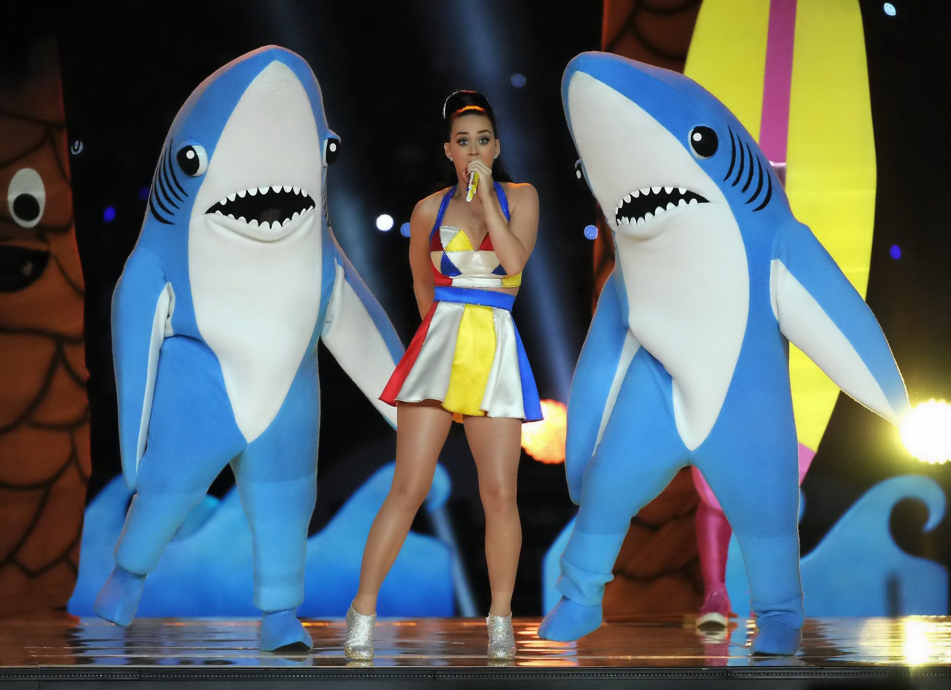 Katy Perry vollbusig und langbeinig in kleinem bunten Minikleid beim Super Bowl 
 #75174175