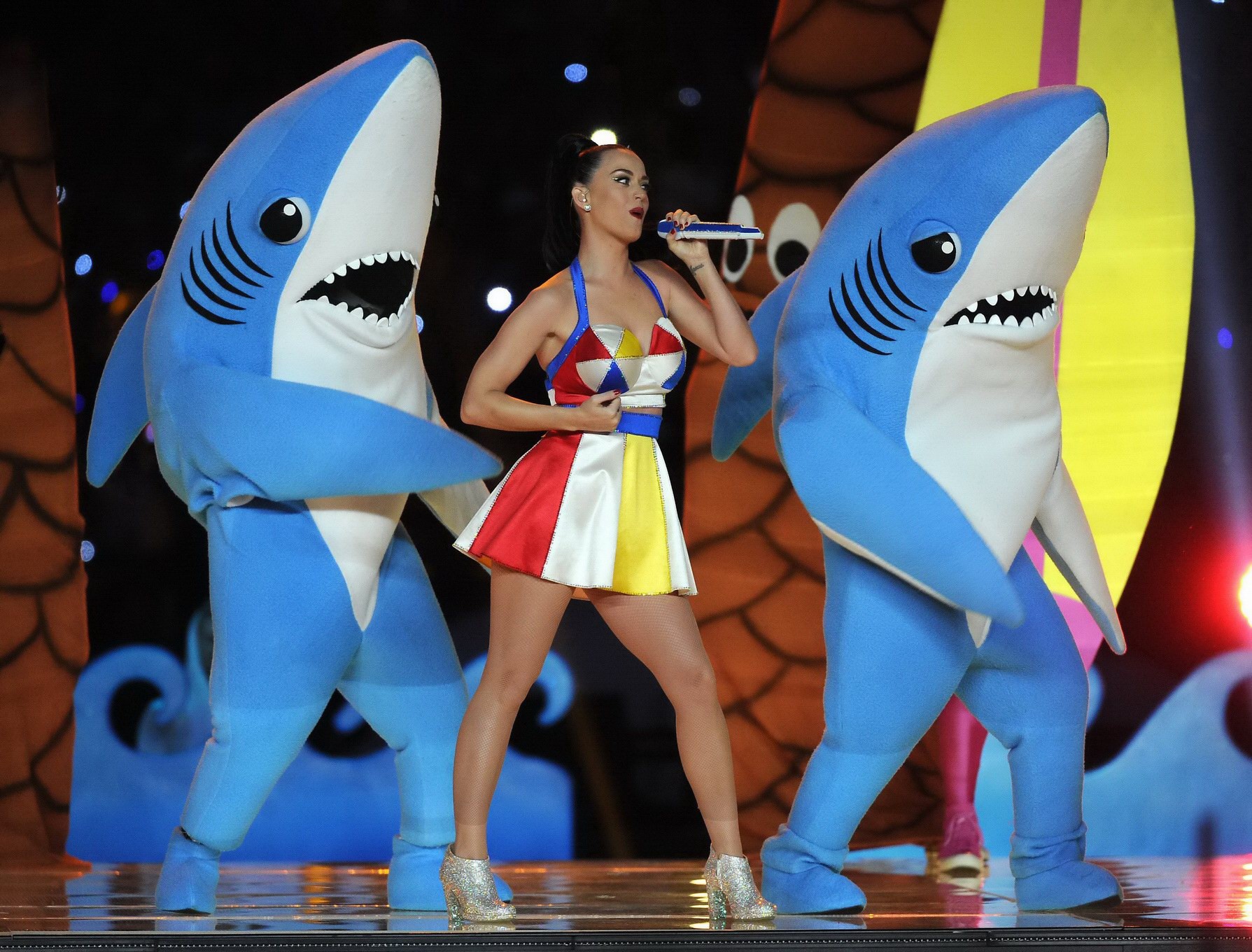 Katy Perry vollbusig und langbeinig in kleinem bunten Minikleid beim Super Bowl 
 #75174188