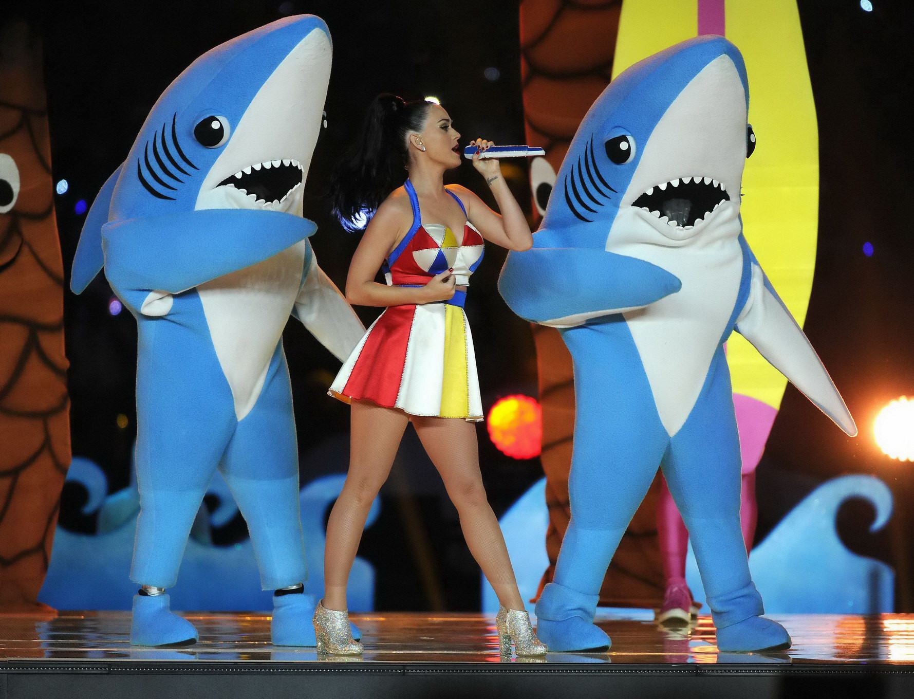 Katy Perry vollbusig und langbeinig in kleinem bunten Minikleid beim Super Bowl 
 #75174192