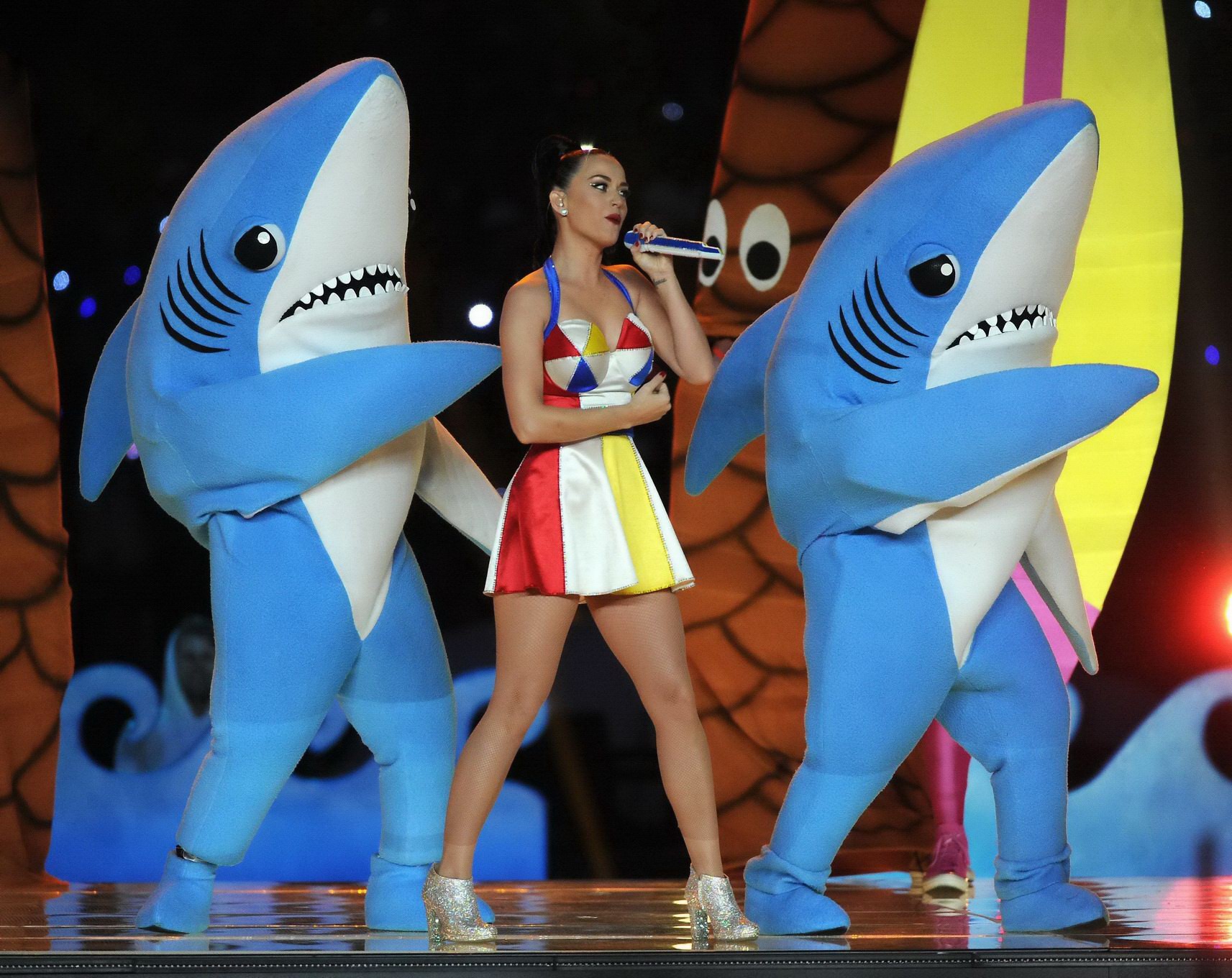 Katy Perry vollbusig und langbeinig in kleinem bunten Minikleid beim Super Bowl 
 #75174196