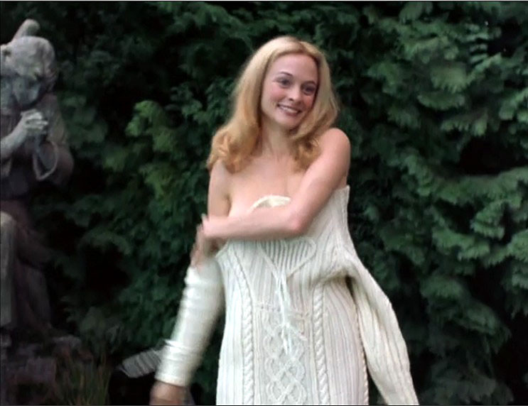 Heather graham montrant ses beaux gros seins dans des photos de films nus
 #75401789