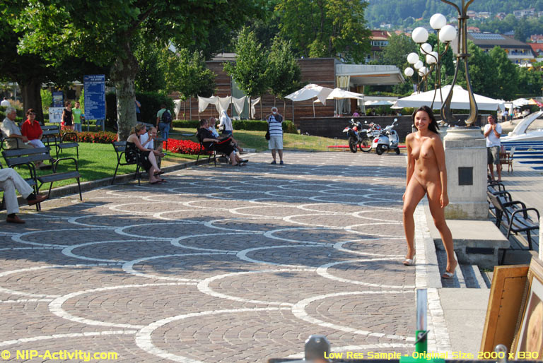 公共の場での裸の女の子
 #70766720