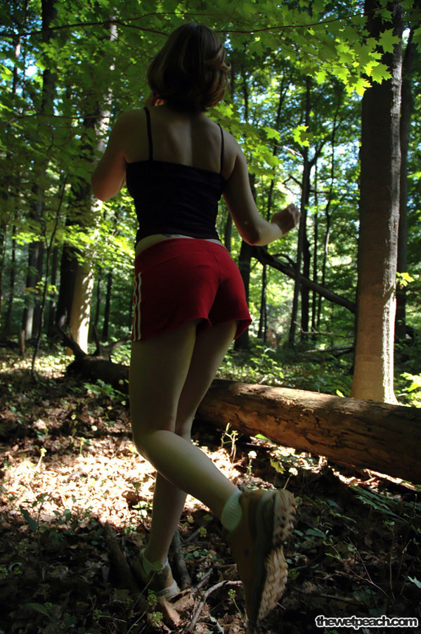 Cindy joggt durch den Wald und holt dann ihre Titties raus
 #72706969