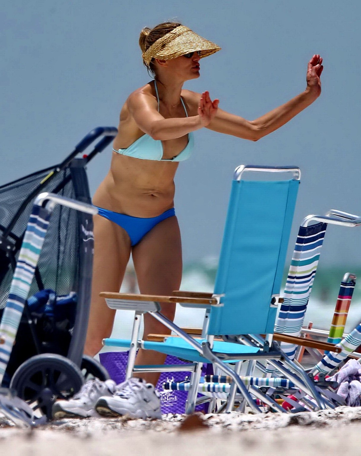 キャメロン・ディアス、フロリダのビーチでスケスケのビキニを着てお尻の割れ目を見せる
 #75191751