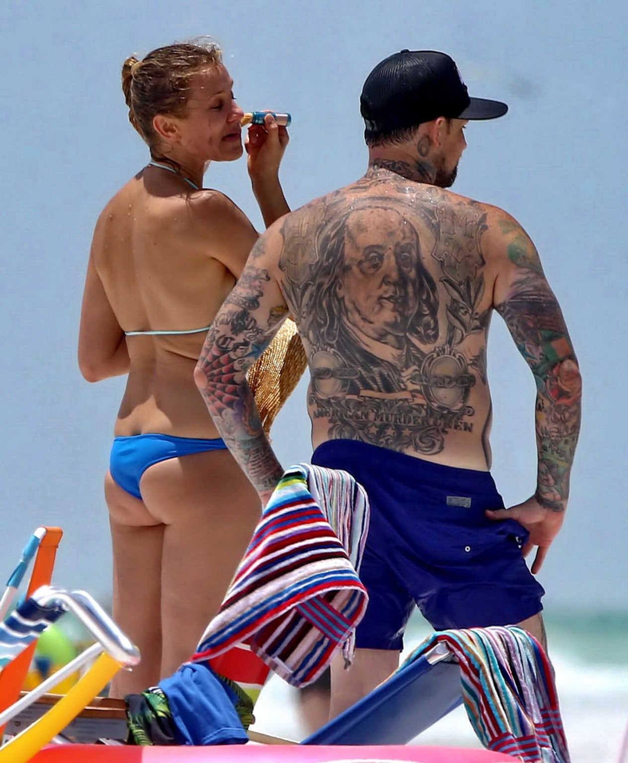 Cameron diaz mostra crepa culo indossando un bikini striminzito su una spiaggia in Florida
 #75191760