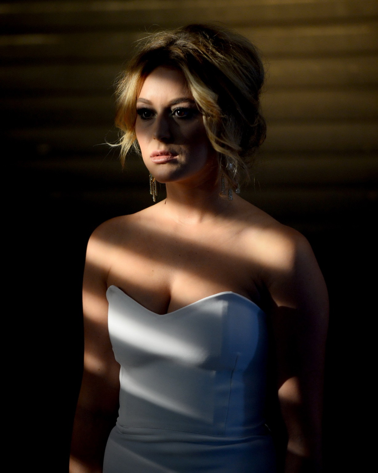 Alexa vega mostrando un enorme escote en el set de 'he don't know' mus de adrian vera
 #75215816
