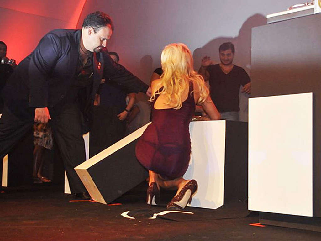 Paris Hilton mostrando perizoma in vedere attraverso il vestito ed esponendo le sue tette e figa up
 #75360108