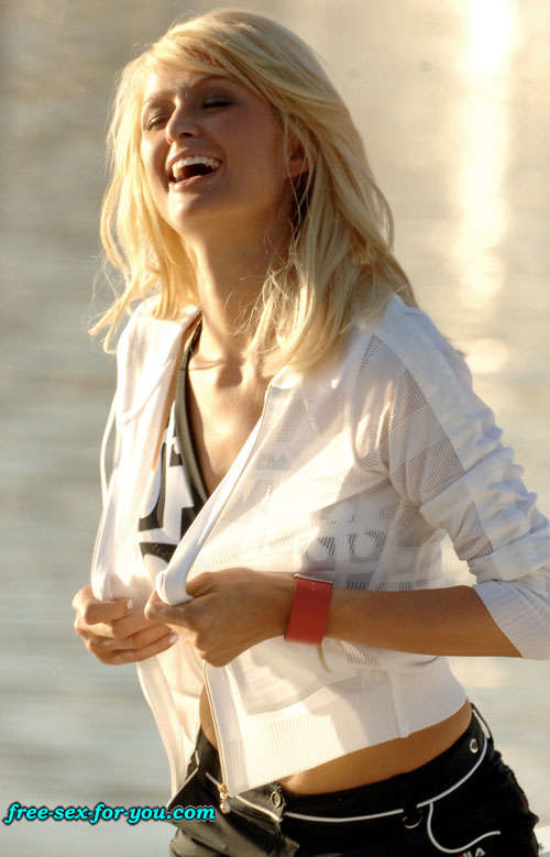 Paris hilton mostrando sus tetas alegres y su bonito coño a los paparazzi
 #75425323