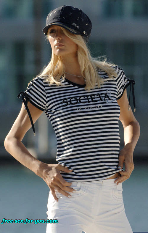 Paris hilton mostrando sus tetas alegres y su bonito coño a los paparazzi
 #75425405