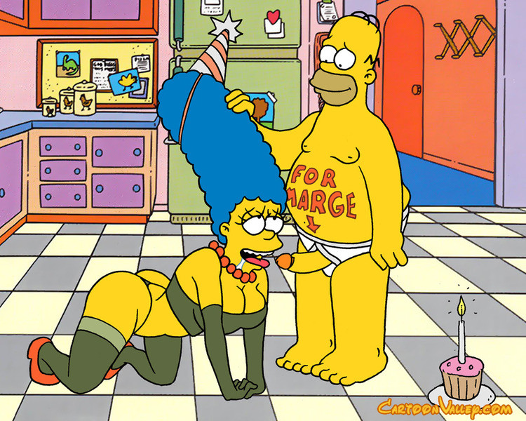 C'est l'anniversaire de Marges et Homer a un cadeau très spécial pour elle, il lui fait son... 
 #69363499