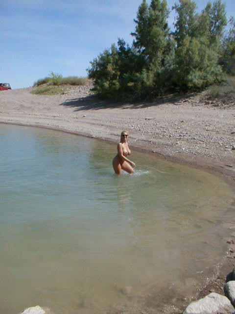 Des amies jeunes nues s'amusent sur une plage publique
 #72252637