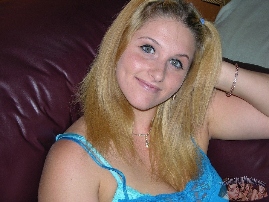 Une blonde à gros seins se déshabille et montre son corps sexy.
 #67620522
