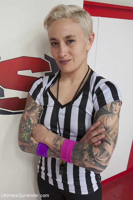 Maitresse kara et ariel x lezdoms dans un match de lutte avec arbitre
 #76484197