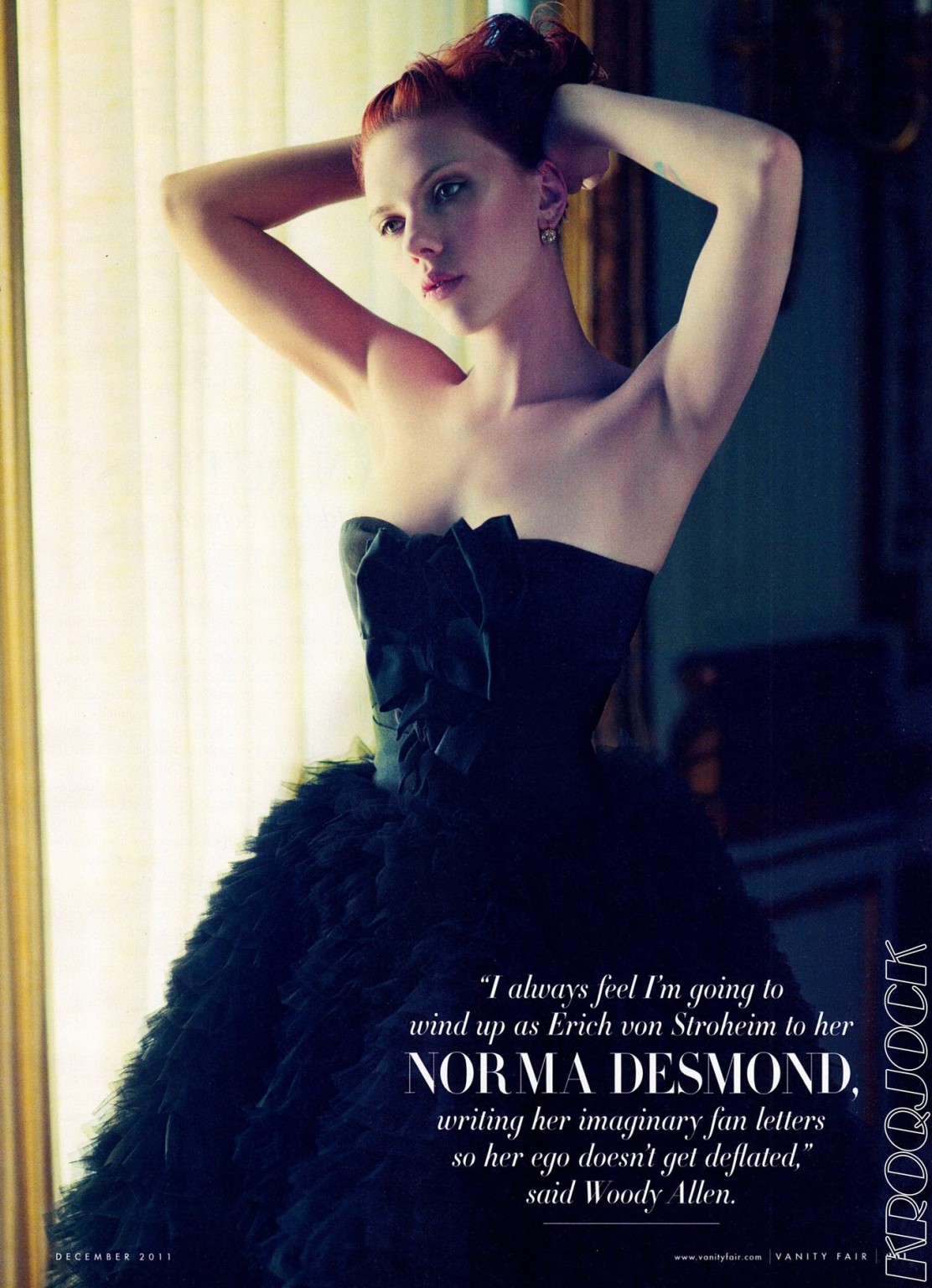 Scarlett johansson topless ma nascondendo le sue tette per la rivista intervista decem
 #75281361