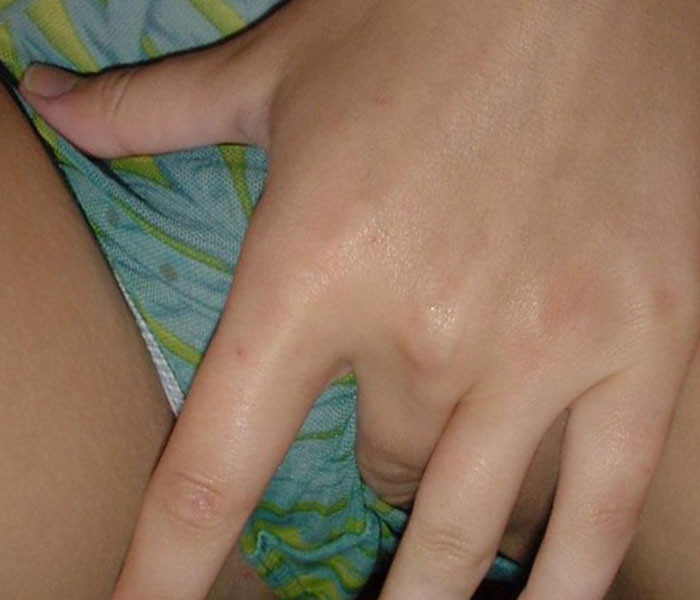 Fotos de una chica masturbándose con sus tetas grandes
 #75786012