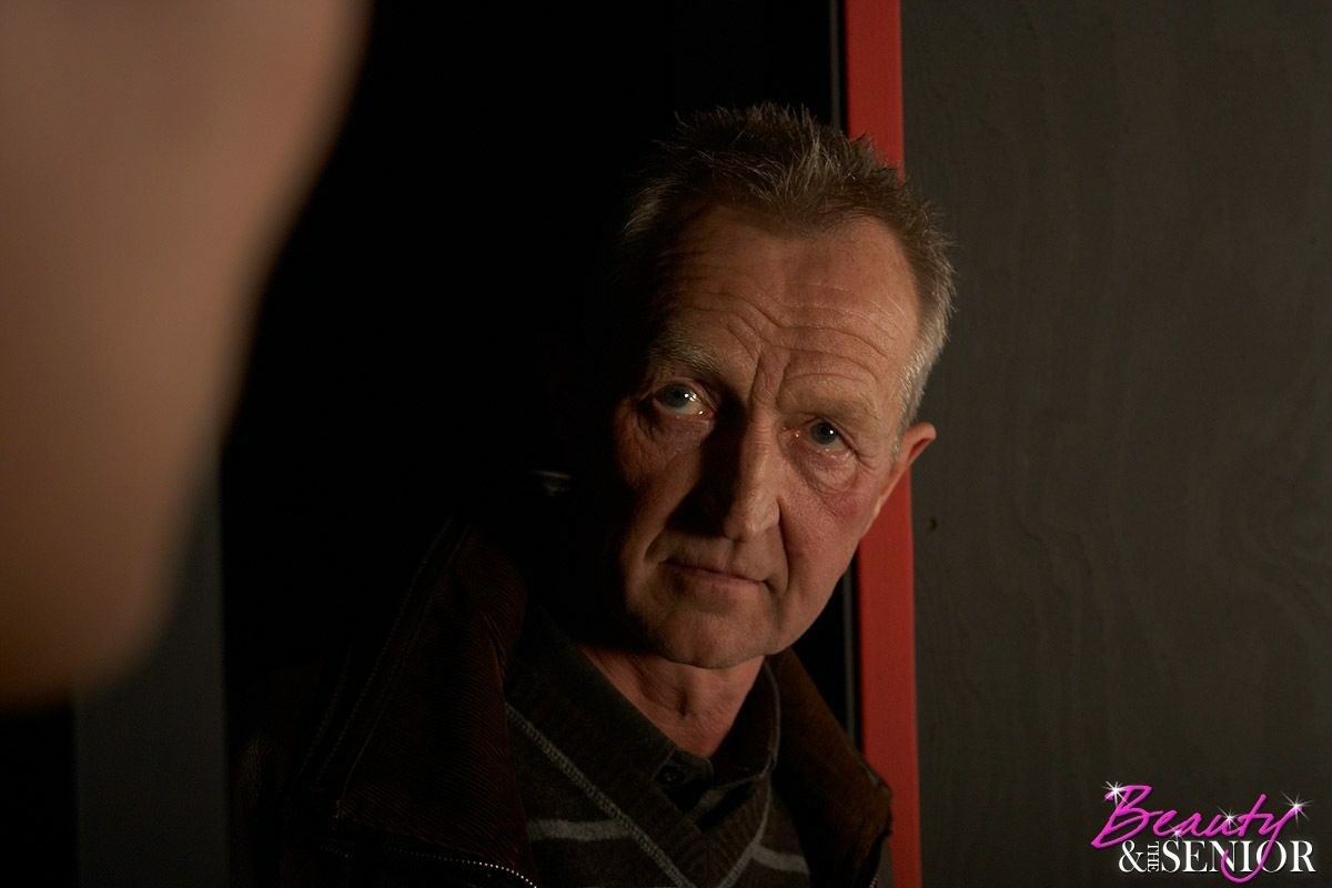 Viejo follando con una nena caliente
 #72067588