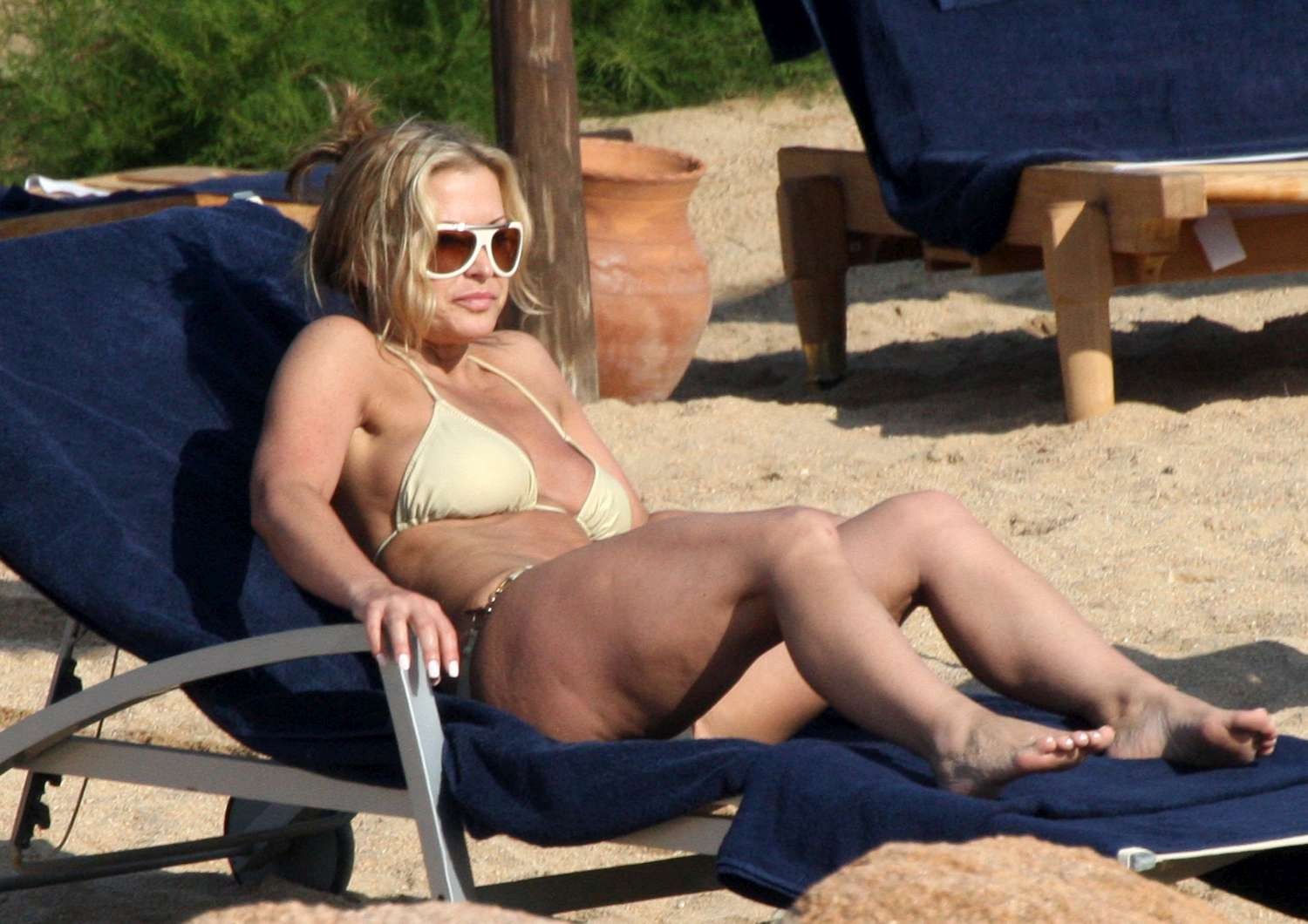 Anastacia che mostra il culo in un bikini sexy abbronzato alla spiaggia dell'hotel Pitrizza a Porto C
 #75336150