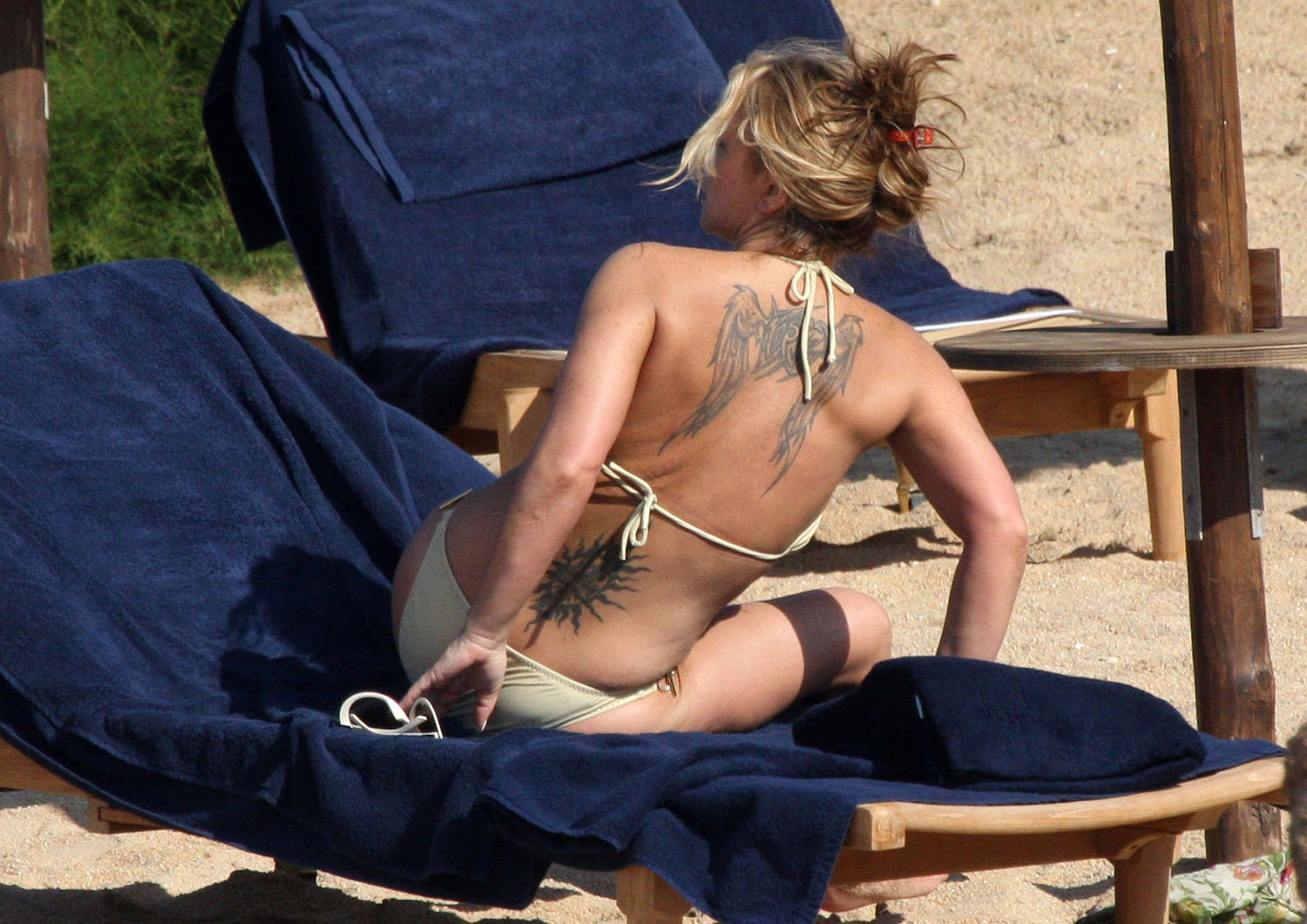 Anastacia che mostra il culo in un bikini sexy abbronzato alla spiaggia dell'hotel Pitrizza a Porto C
 #75336173