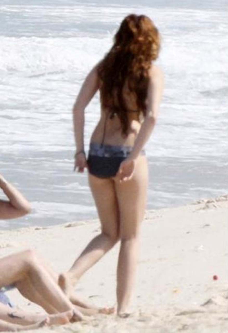 Miley cyrus godendo sulla spiaggia e mostrando il suo culo sexy in bikini
 #75304793